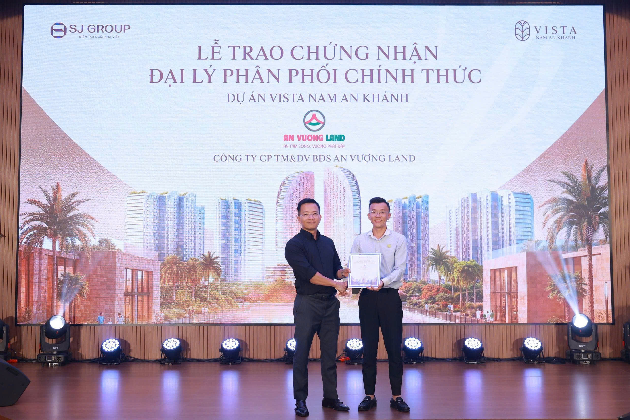 Ban lãnh đạo SJ Group trao chứng nhận cho Công ty CP TM&DV BĐS An Vượng Land.