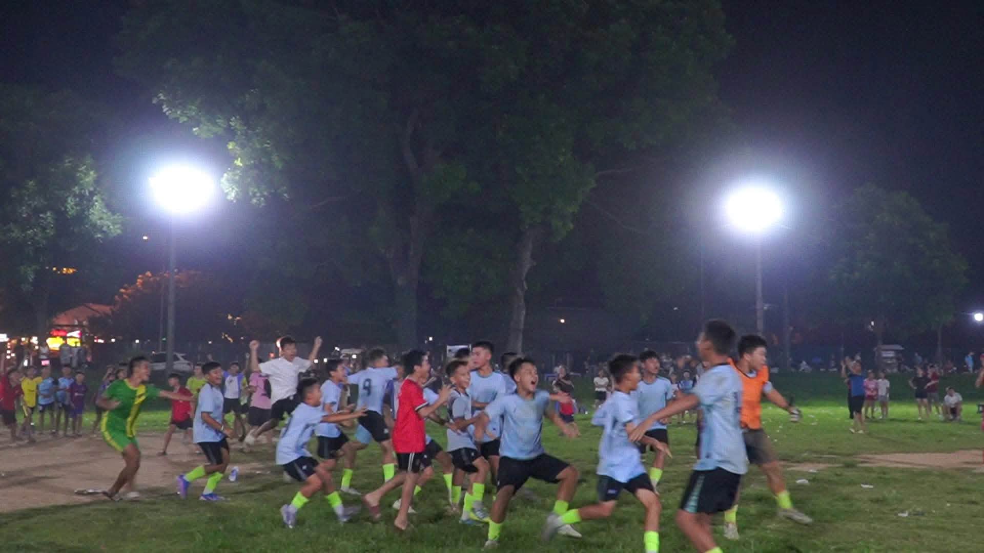 Các cầu thủ nhí U13 Ngãi Cầu chạy ùa vào sân ôm lấy nhau ăn mừng trong cảm xúc vỡ òa tột độ.