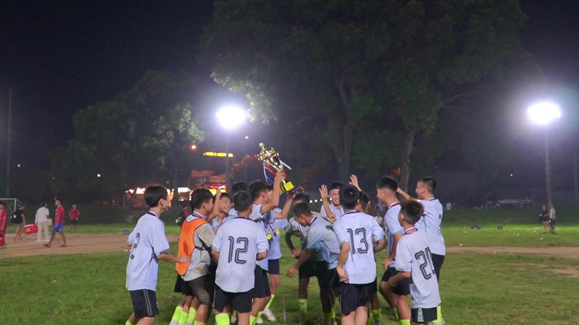 Đại diện Ban Tổ chức trao tấm huy chương bạc danh giá cho từng thành viên đội U13 Vạn Xuân.