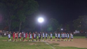 Đội hình hai đội bóng thực hiện nghi thức chào sân và bắt tay thể hiện tinh thần fair-play dưới ánh đèn sân vận động.