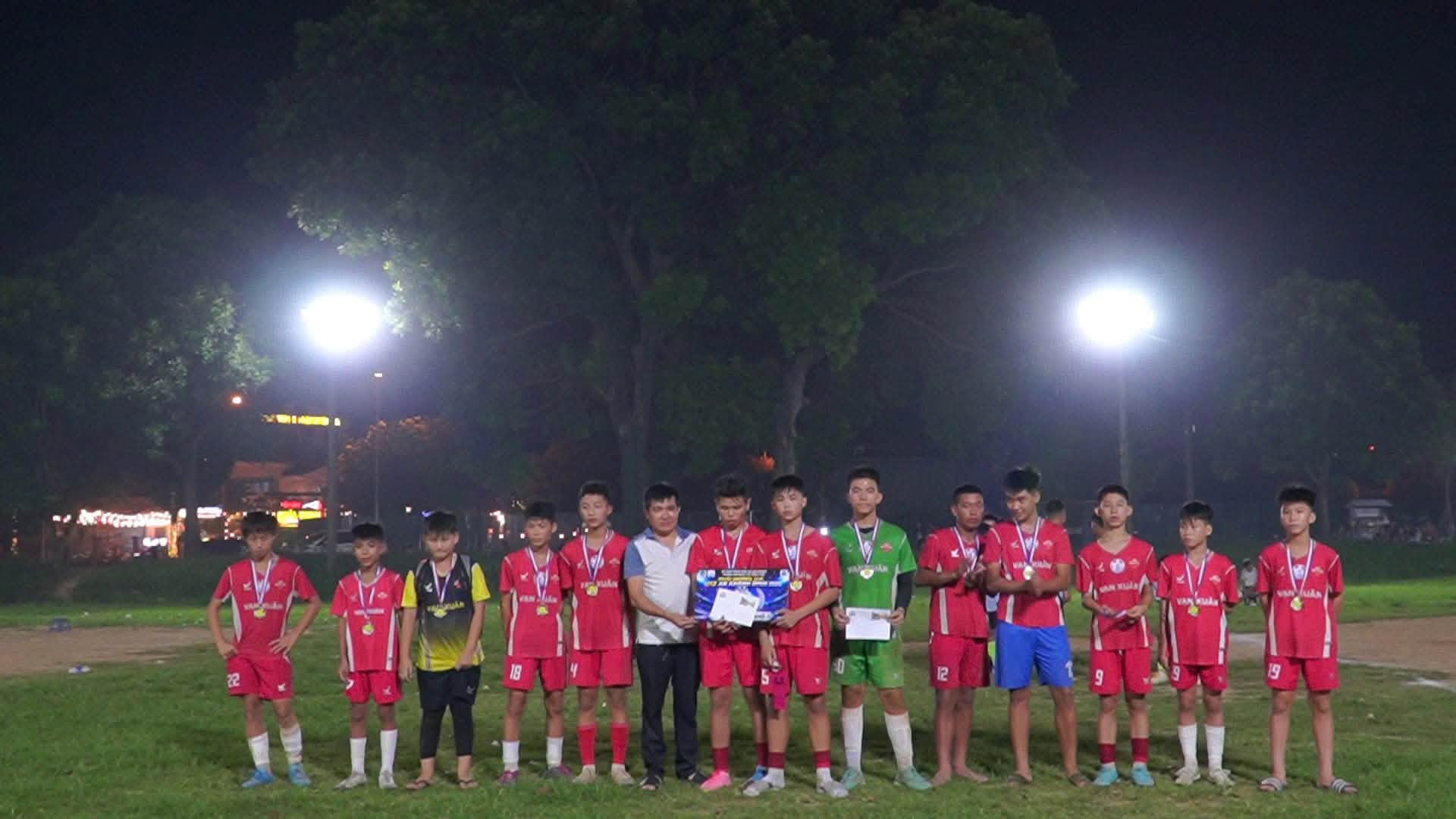 Đội bóng U13 Vạn Xuân rạng rỡ với danh hiệu Á quân của Giải bóng đá U13 xã An Khánh mở rộng.
