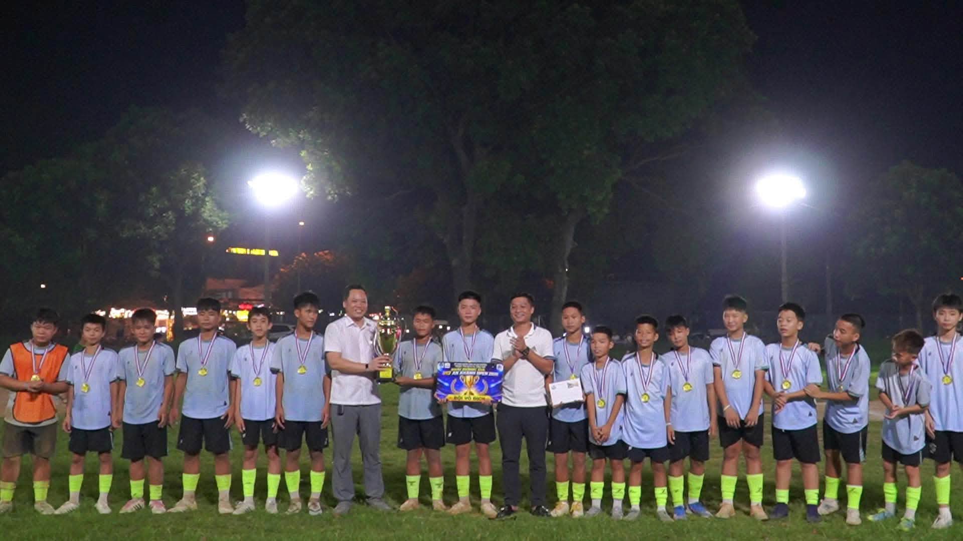 an Tổ chức trao bảng danh vị Đội Vô địch cùng cúp vàng cho đội U13 Ngãi Cầu.