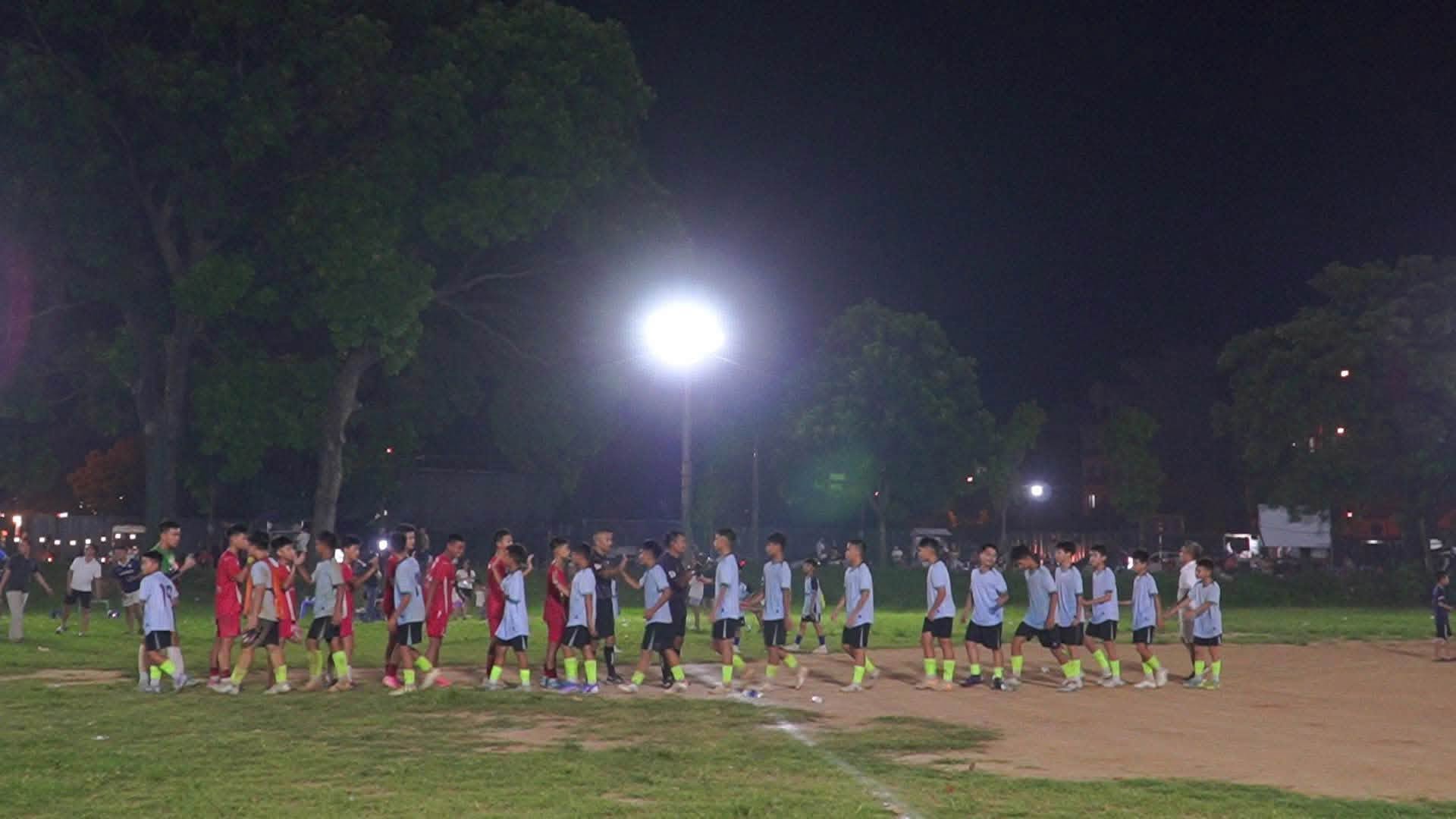 Đội hình hai đội bóng thực hiện nghi thức chào sân và bắt tay thể hiện tinh thần fair-play dưới ánh đèn sân vận động.