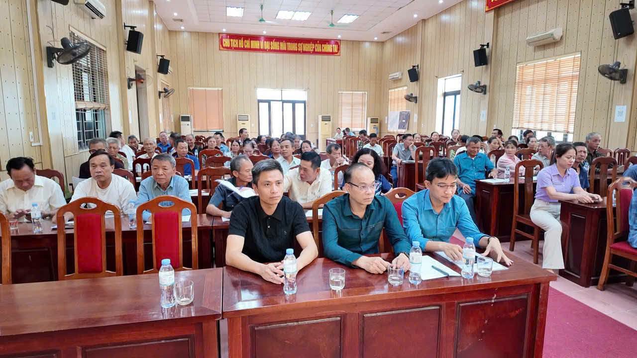 Đại diện lãnh đạo xã, Ban Chấp hành Hội Nông dân cùng đông đảo hội viên tại hội trường hội nghị.