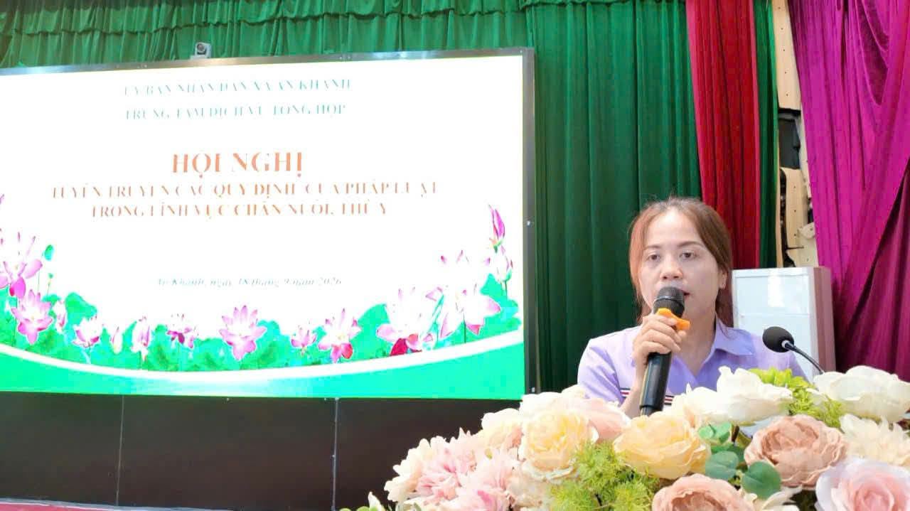 Báo cáo viên Trung tâm Dịch vụ tổng hợp xã phổ biến chi tiết các điều khoản pháp lý về thú y và an toàn sinh học.