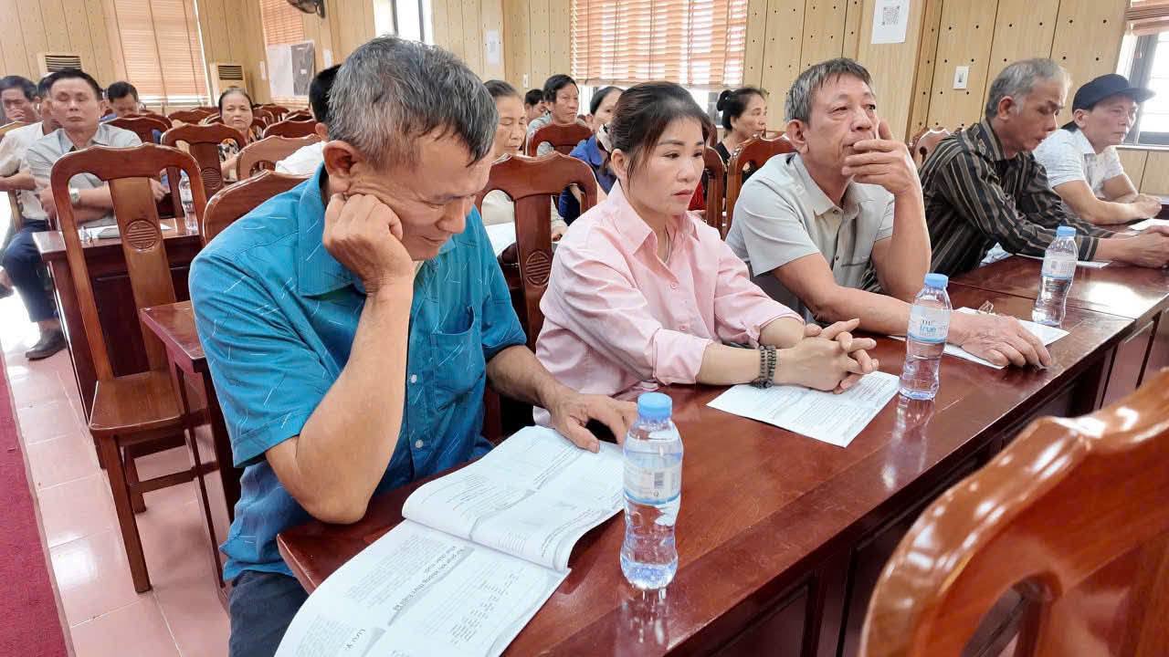 Người dân thôn xóm chăm chú nghiên cứu các quy định về danh mục thuốc thú y và phương pháp vệ sinh chuồng trại.