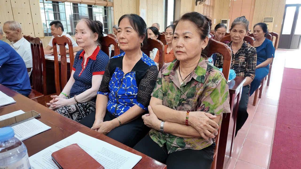 Các hội viên phụ nữ và hộ chăn nuôi lắng nghe hướng dẫn về an toàn thực phẩm nguồn gốc động vật.