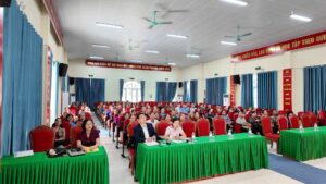 Toàn cảnh hội nghị với sự tham dự đông đủ của cán bộ cơ sở và nhân dân các thôn.