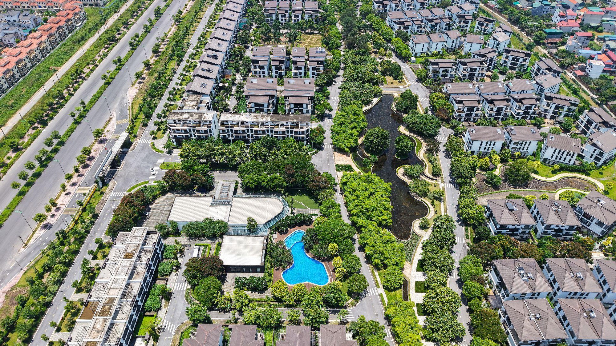Không gian Clubhouse và hồ bơi ngoài trời chuẩn phong cách nghỉ dưỡng tại dự án Hado Charm Villas mang lại trải nghiệm sống đỉnh cao.