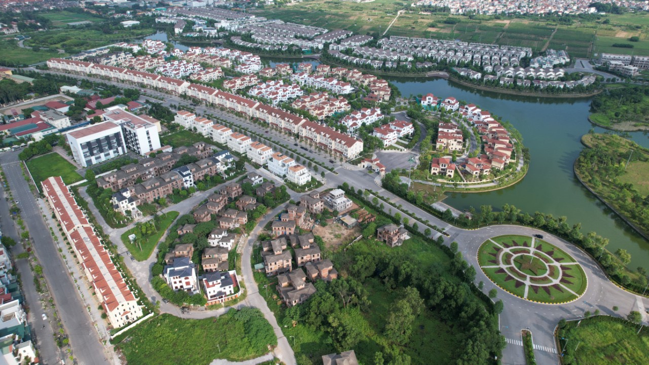 Không gian sống xanh với hồ điều hòa rộng 10,5 ha tại trung tâm dự án Vista Nam An Khánh.