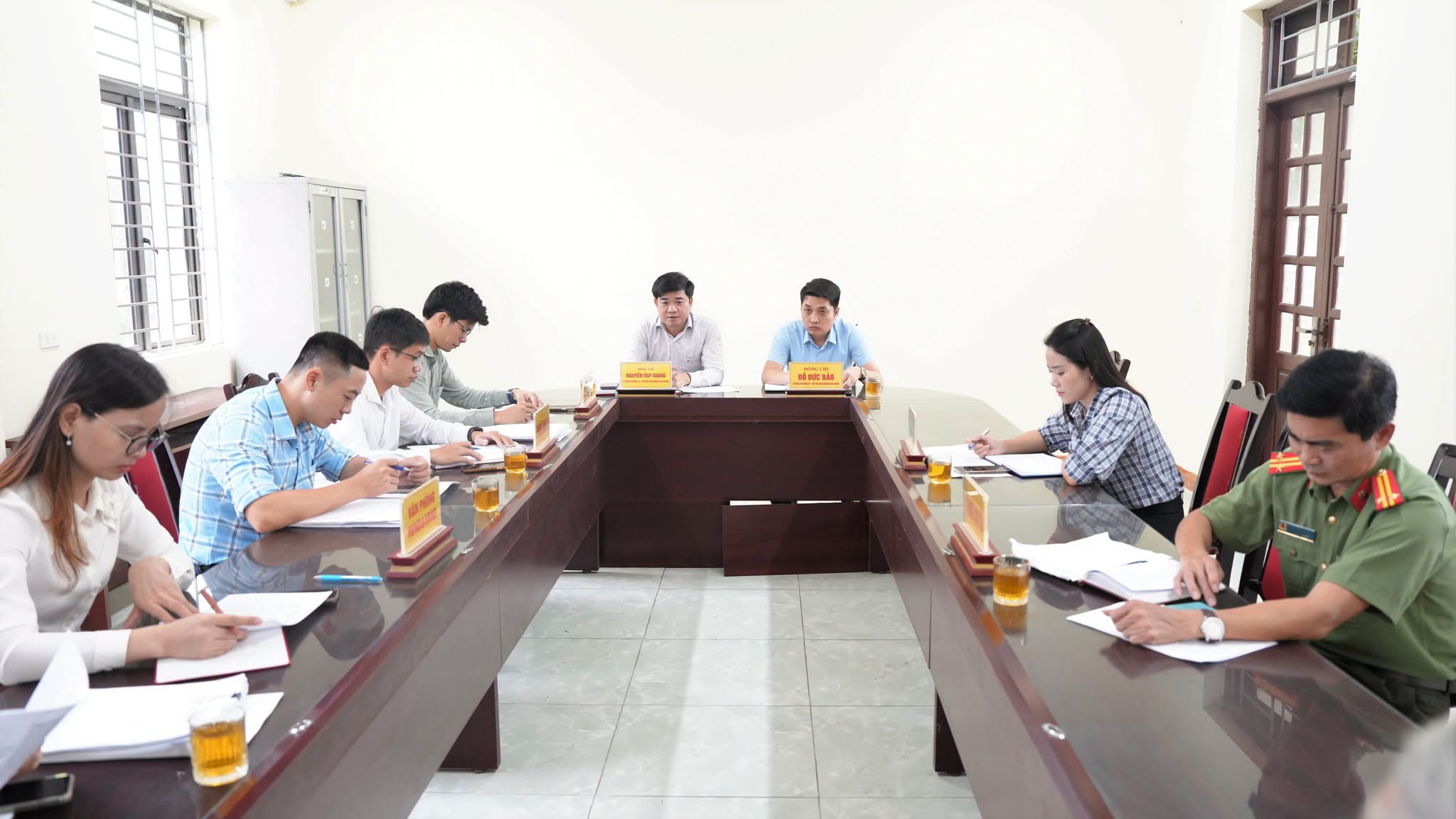 Lãnh đạo UBND, HĐND cùng các ban ngành chuyên môn xã An Khánh lắng nghe ý kiến của nhân dân.