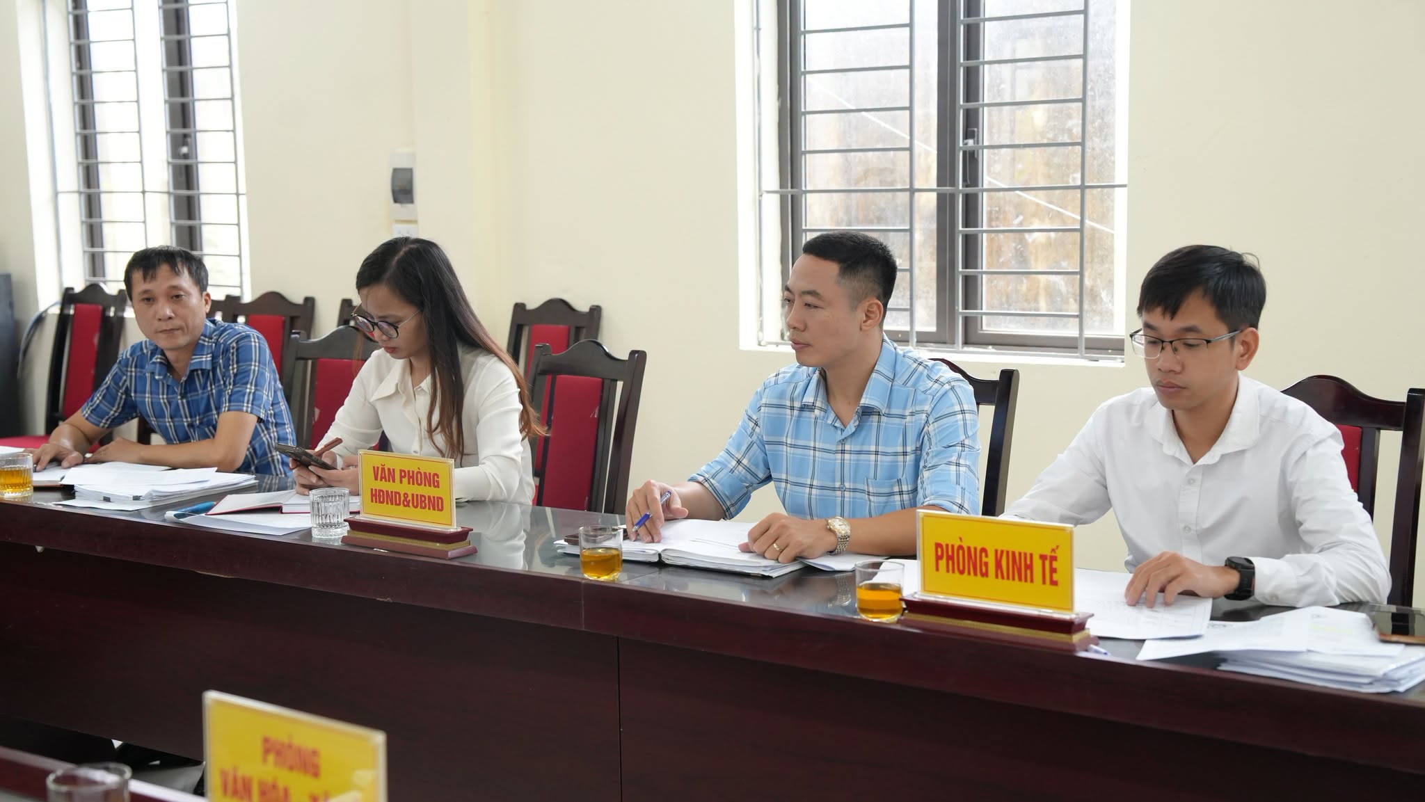 Cán bộ Văn phòng HĐND & UBND cùng Phòng Kinh tế tra cứu dữ liệu địa chính và lập biên bản tiếp nhận kiến nghị.