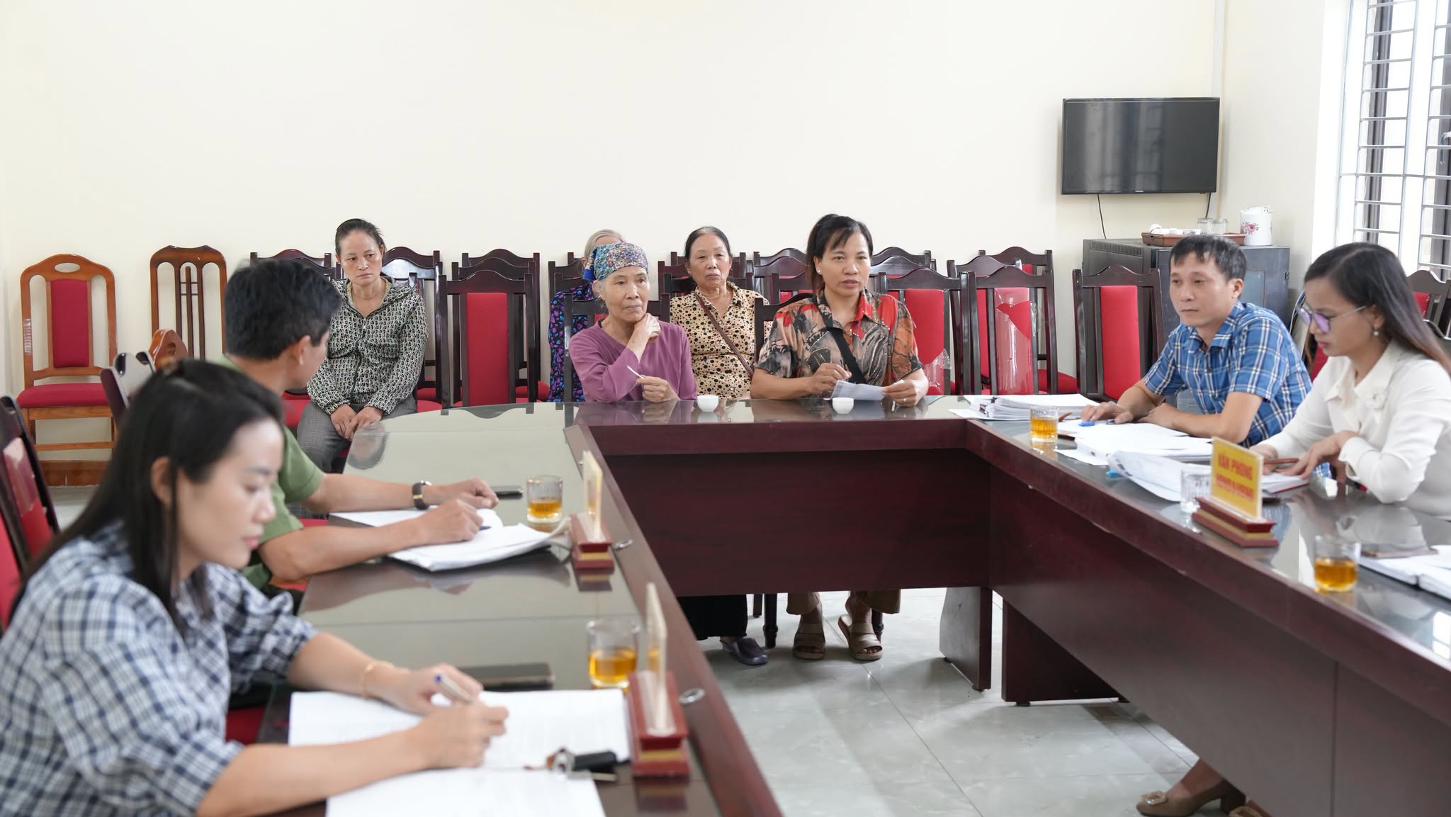 Người dân thôn xóm trực tiếp nêu các kiến nghị về đất dịch vụ và cấp giấy chứng nhận quyền sử dụng đất.