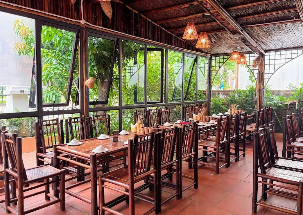 Không gian dùng bữa ngập tràn ánh sáng tự nhiên, hướng tầm nhìn ra vườn cây xanh mướt.