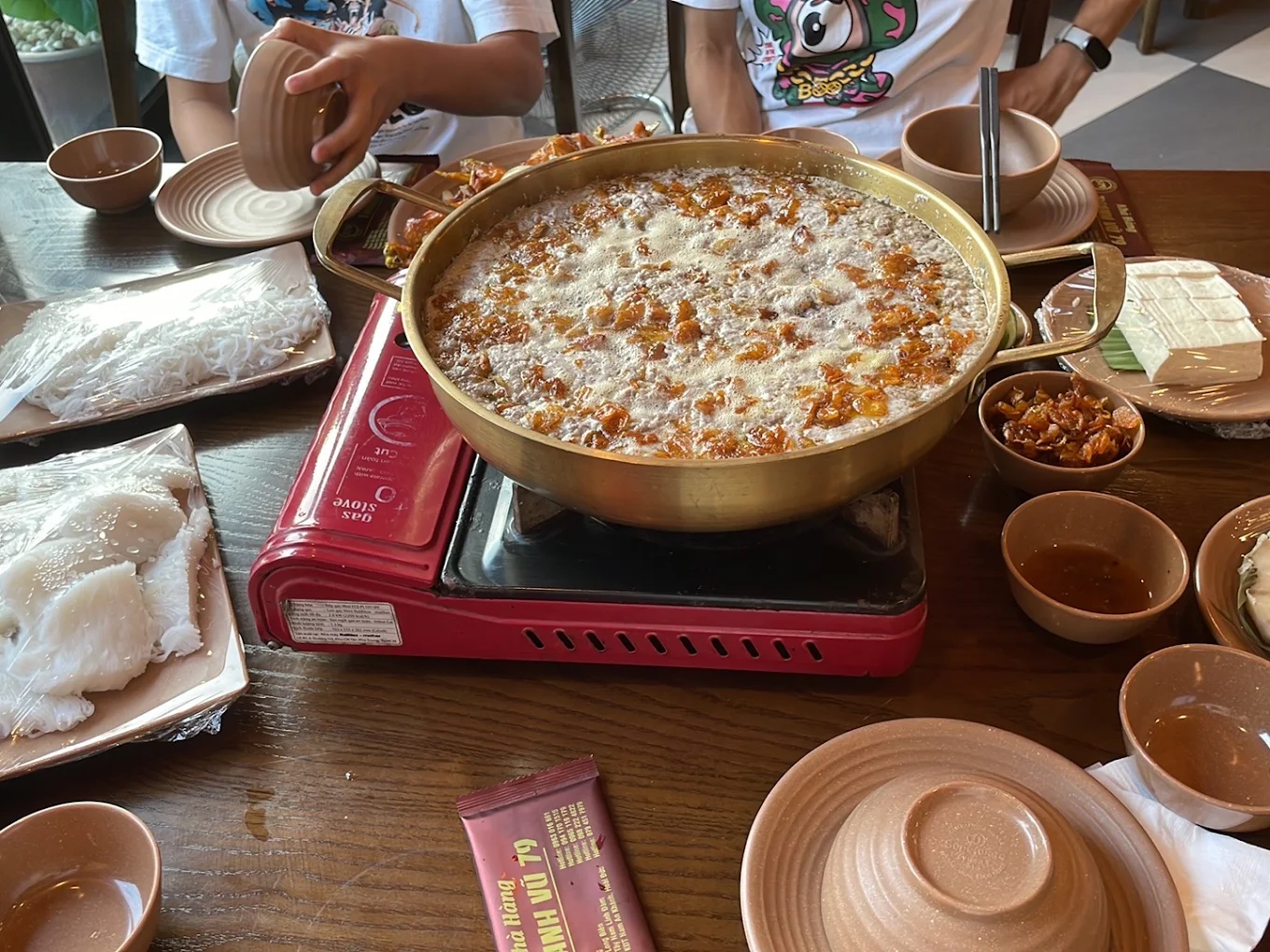 Nồi lẩu riêu cua đồng nguyên chất sôi bùng trên bếp, dậy mùi thơm ngào ngạt khó cưỡng.