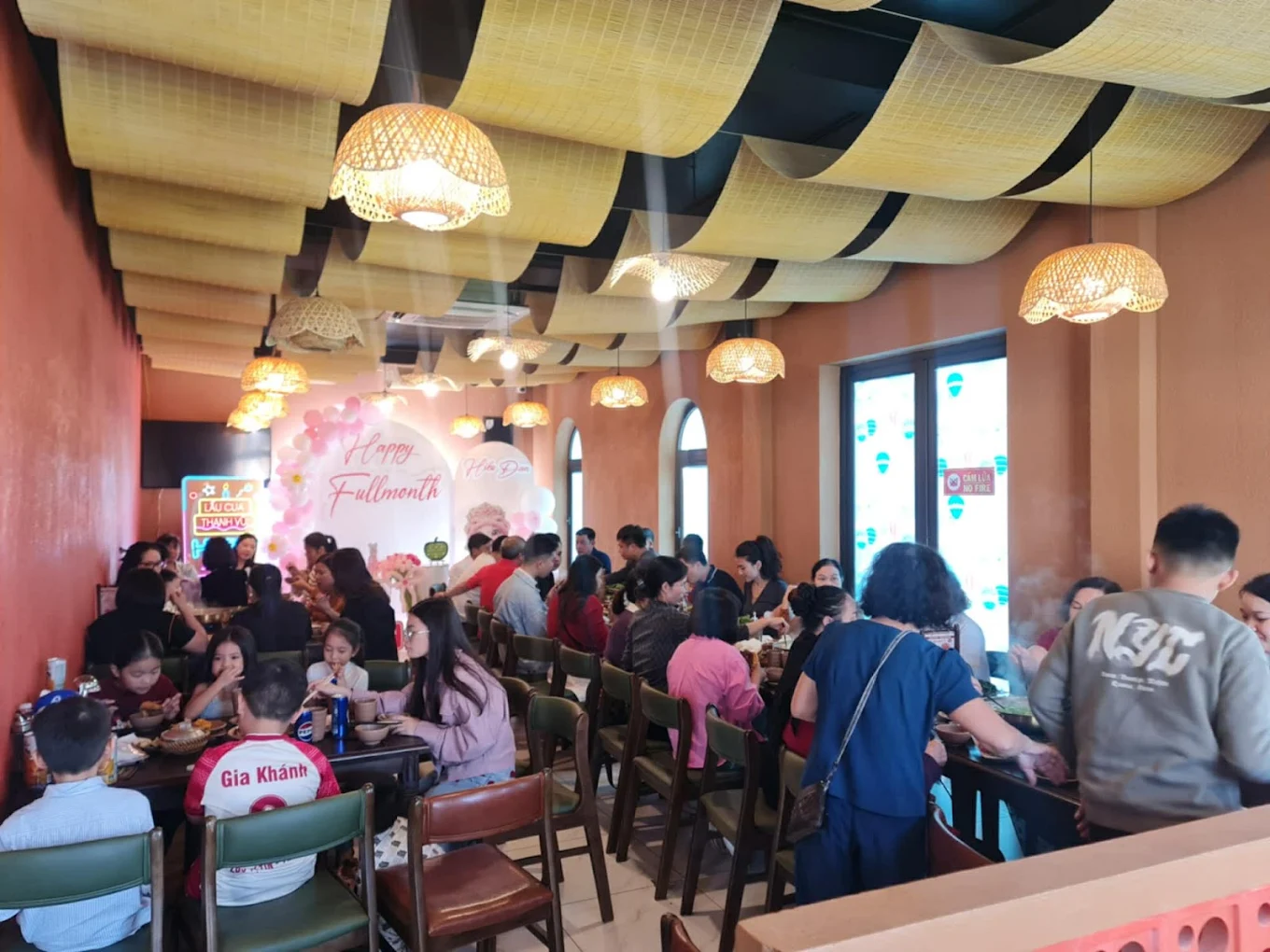 Các gia đình, bạn bè cùng quây quần bên bàn tiệc lẩu cua đồng trong ngày vui kỷ niệm.