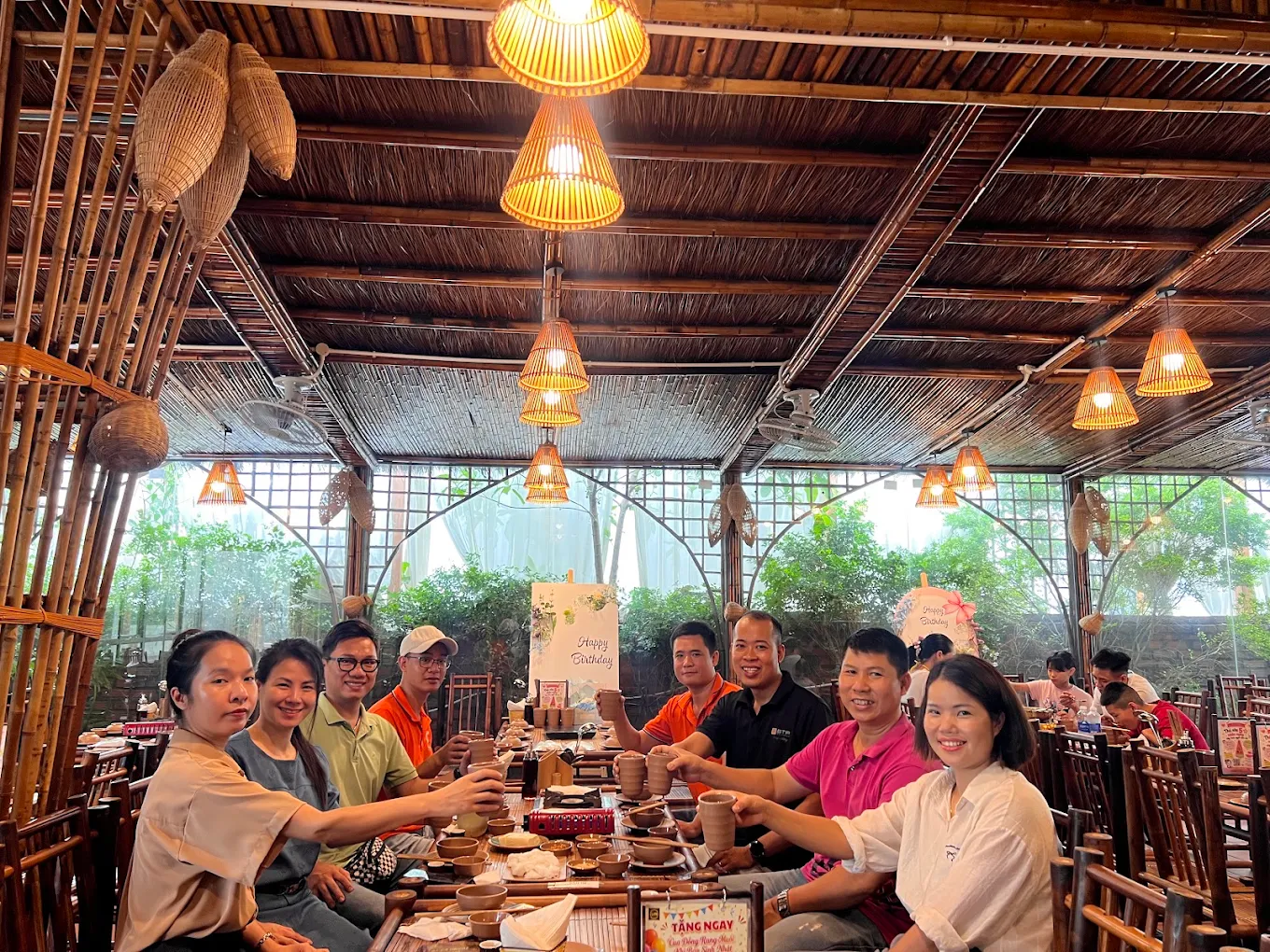 Nhà hàng là điểm hẹn lý tưởng để người thân, đồng nghiệp cùng nâng ly chia sẻ niềm vui.