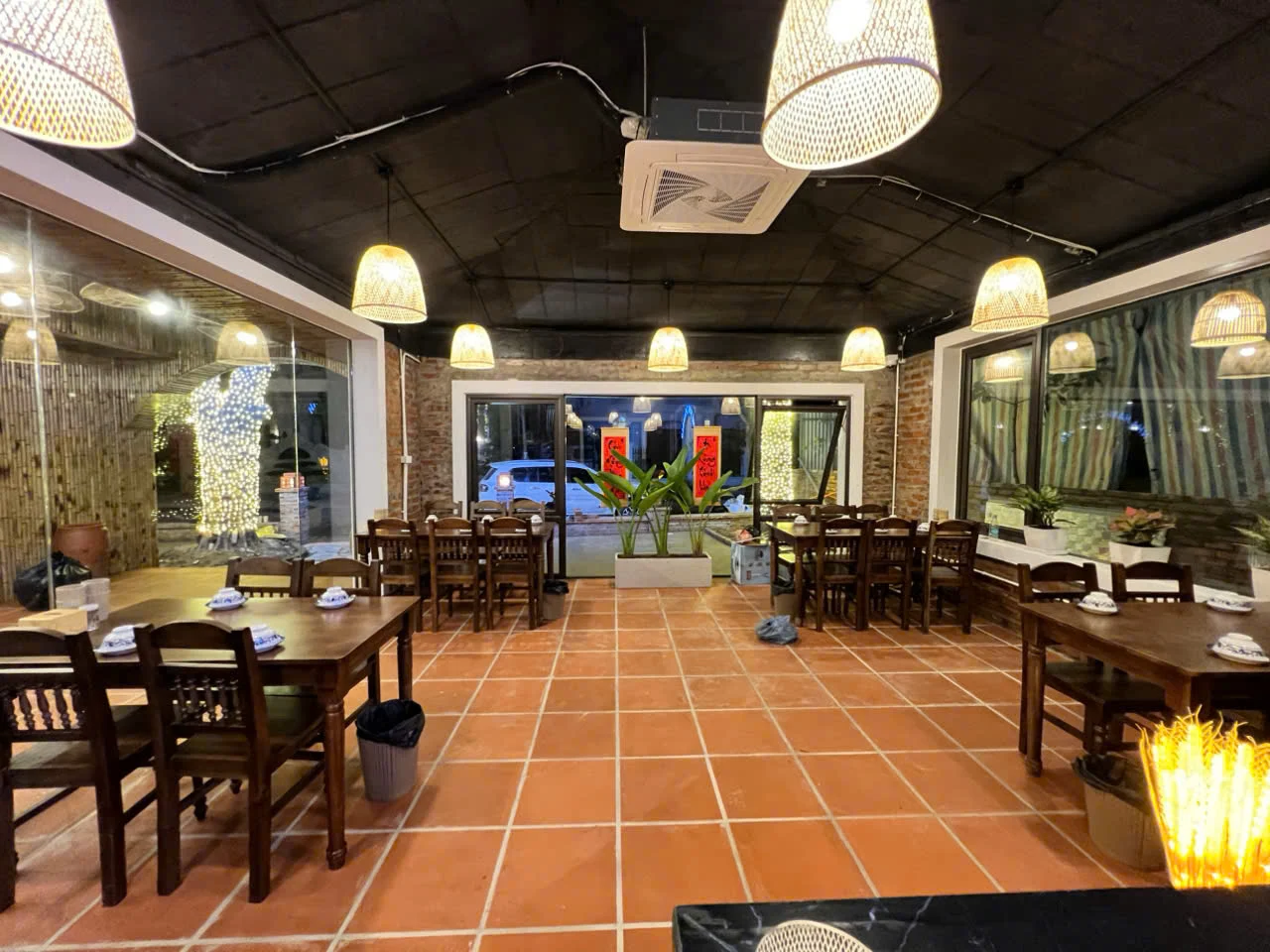 Không gian bên trong rộng rãi, sàn gạch nung cùng hệ thống đèn lồng tre mang đậm nét văn hóa Bắc Bộ.