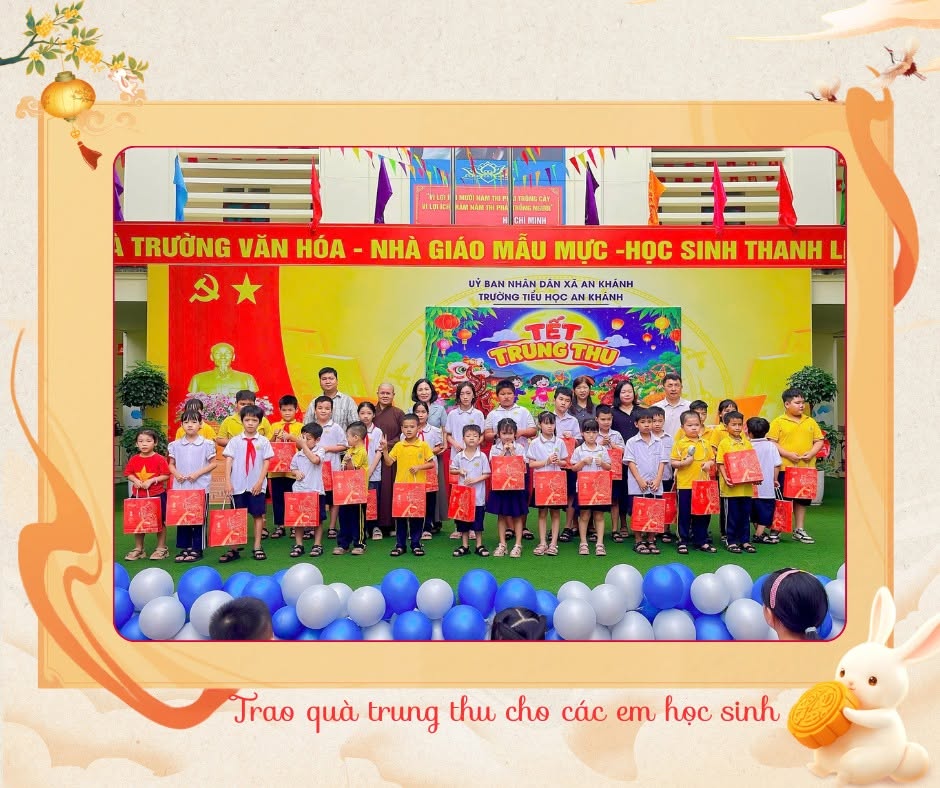 Ban Giám hiệu nhà trường cùng đại diện các đơn vị trao tặng những phần quà ý nghĩa cho các em học sinh.