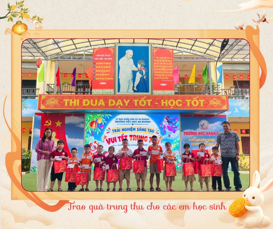 Thầy cô giáo trao quà Trung thu động viên tinh thần vượt khó học tốt của các em học sinh.