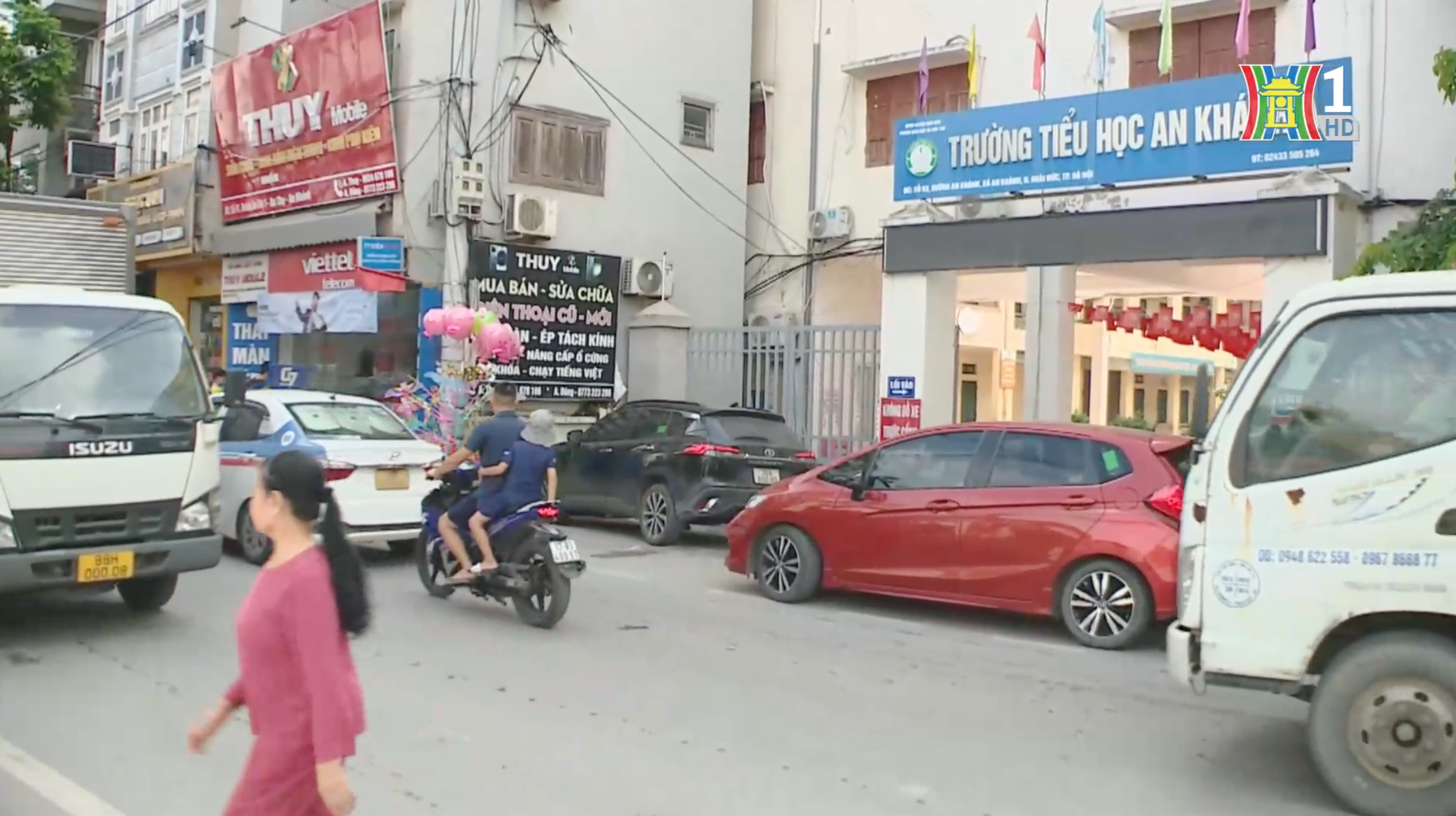 Giao thông lộn xộn, xe tải lớn di chuyển sát khu vực Trường Tiểu học An Khánh khiến việc đưa đón học sinh gặp nhiều rủi ro.