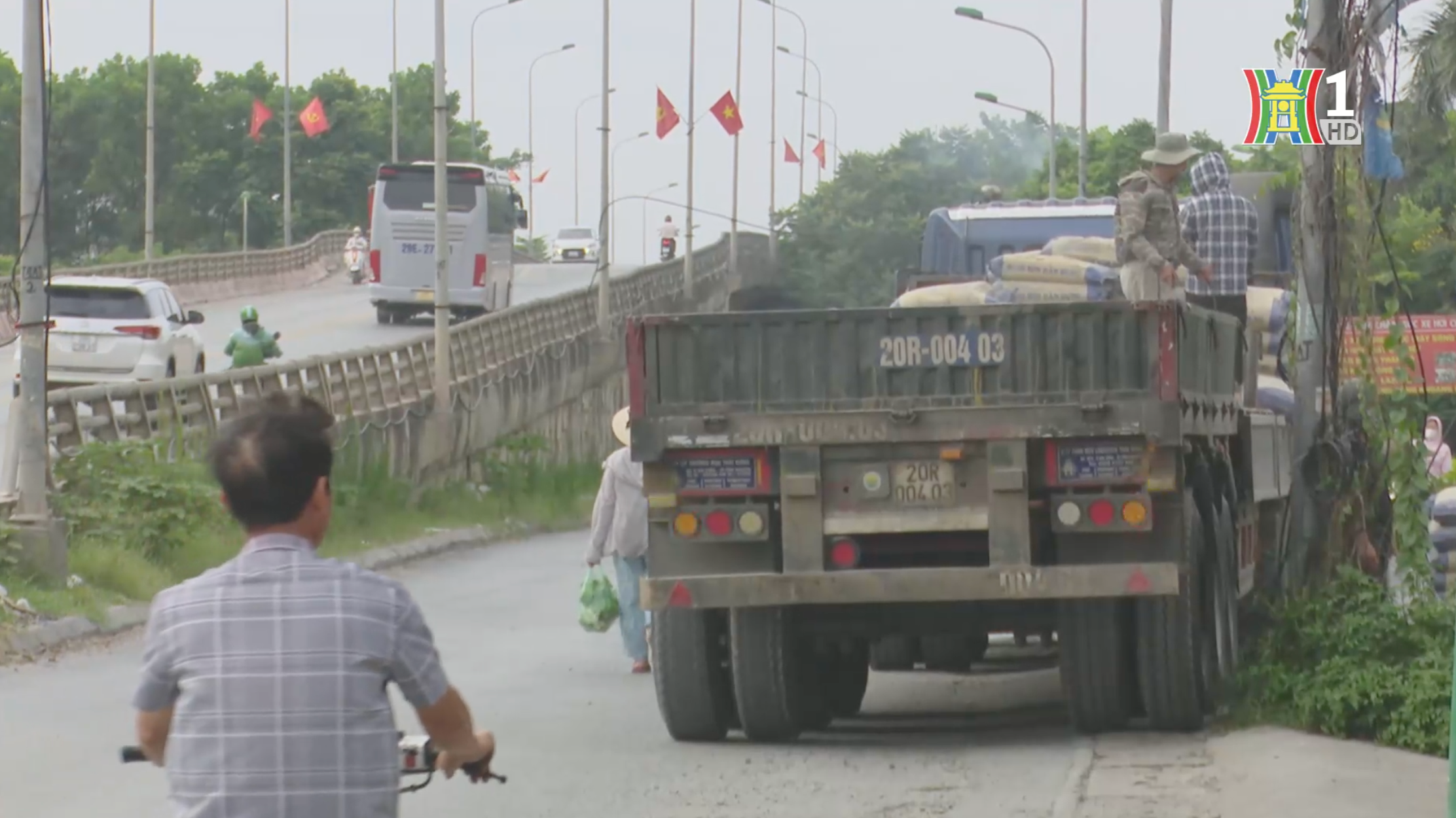 Những chiếc xe tải, xe bồn nối đuôi nhau di chuyển qua khu vực cầu vượt hẹp, tiềm ẩn nguy cơ tai nạn chực chờ.