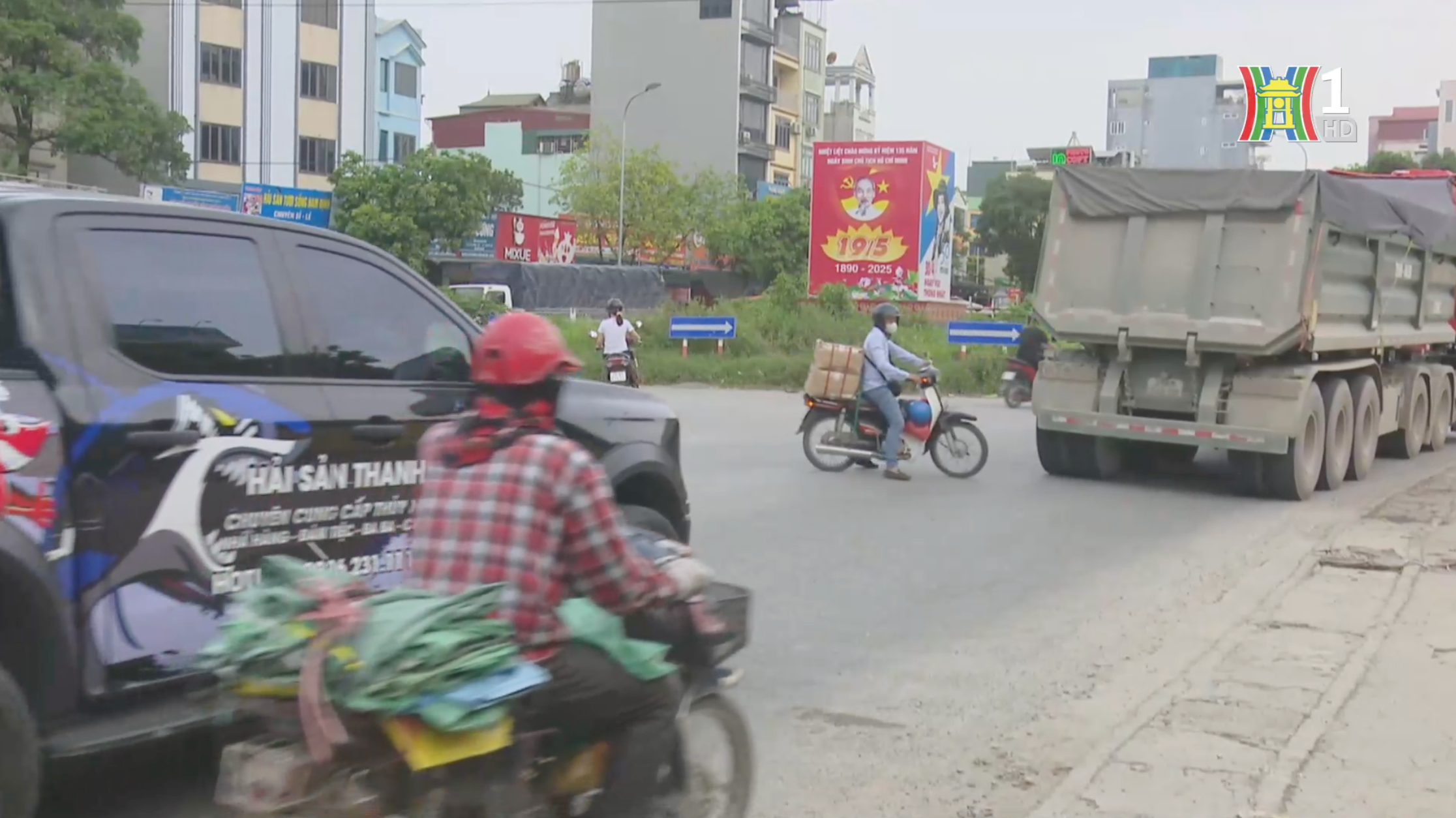 Xe tải trọng lớn chạy rầm rập, lưu thông hỗn hợp cùng xe máy tạo ra khung cảnh hỗn loạn và nguy hiểm trên đường An Khánh.