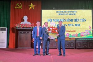 Đại diện lãnh đạo phòng ban chuyên môn huyện tặng hoa chúc mừng Hội nghị Điển hình tiên tiến xã An Khánh.