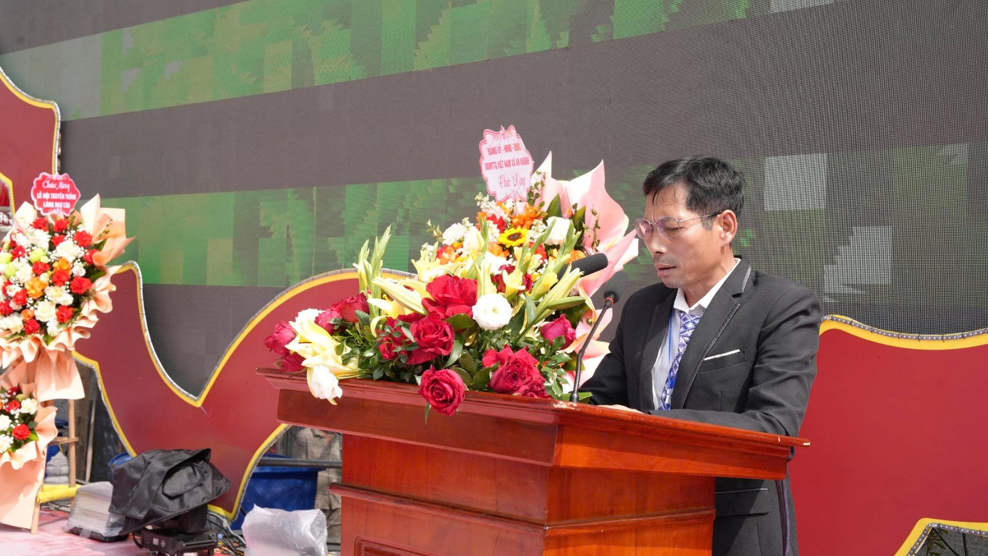 Đại diện địa phương báo cáo tóm tắt lịch sử lễ hội truyền thống và công tác chuẩn bị của thôn Ngự Câu.