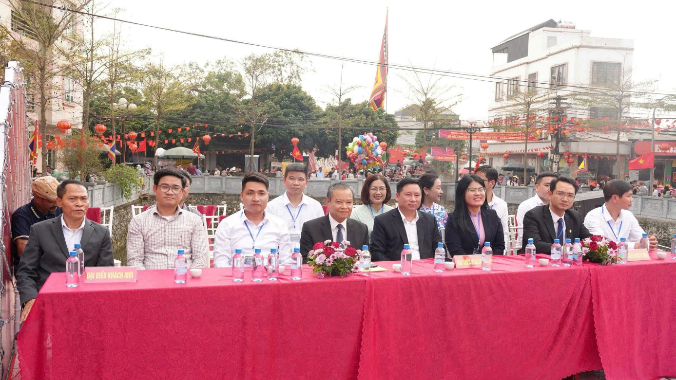 Các đồng chí lãnh đạo xã An Khánh và đại biểu nhân dân tề tựu trang trọng tại lễ khai mạc.