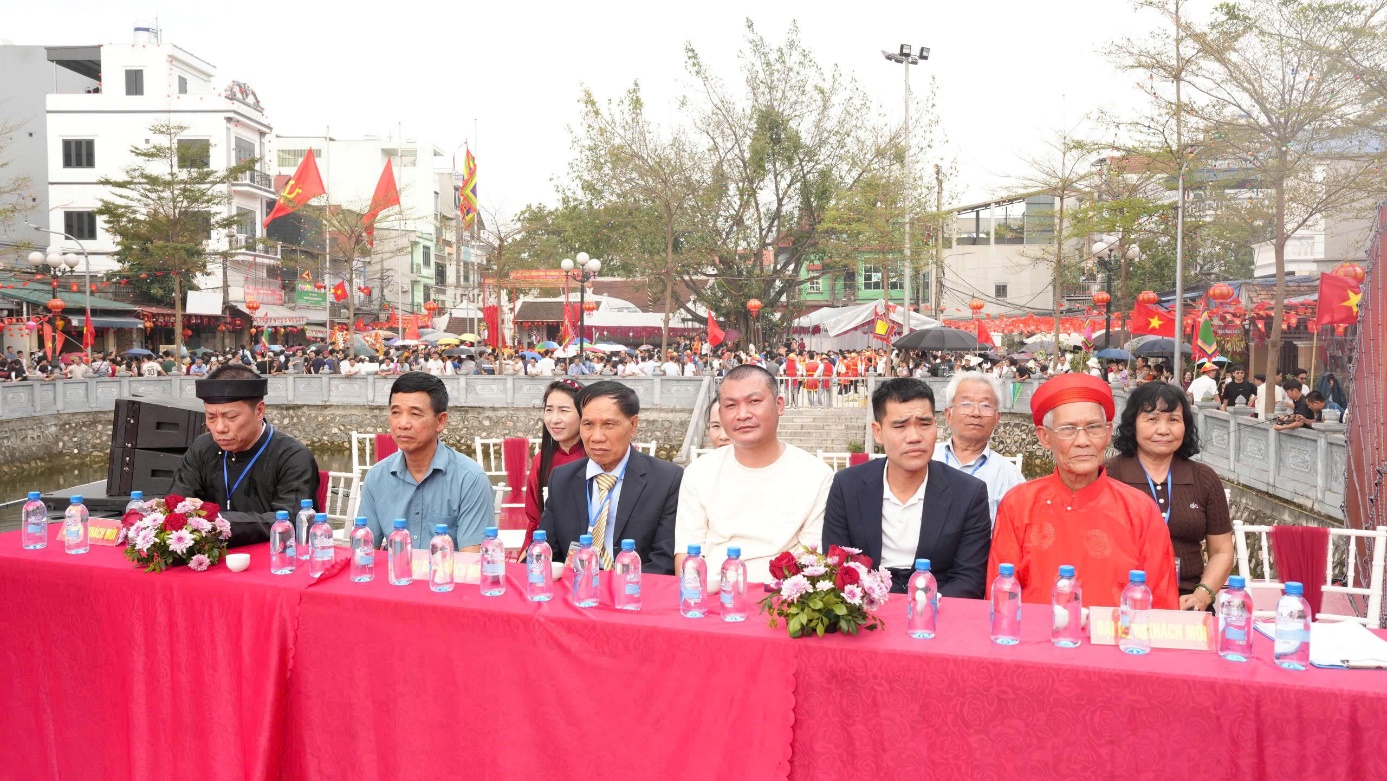 Đông đảo nhân dân địa phương cùng du khách thập phương hòa chung không khí ngày hội làng.