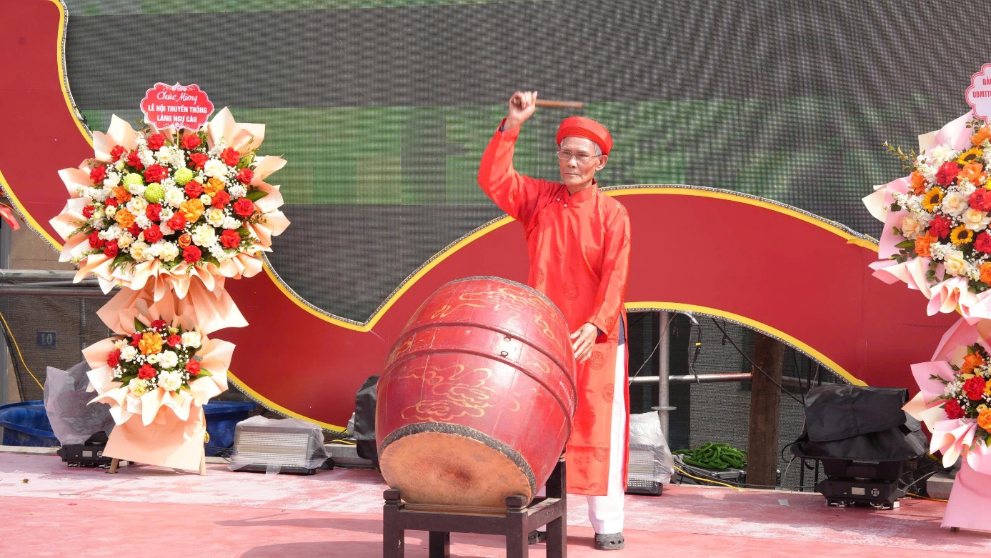 Nghi thức gióng trống khai hội rộn ràng, mở màn cho các hoạt động tế lễ truyền thống.