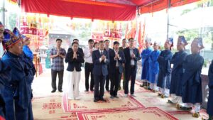 Đoàn đại biểu lãnh đạo xã An Khánh thành kính dâng hương tưởng nhớ các bậc tiền nhân tại Hội làng An Hạ.