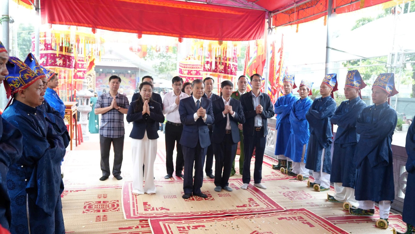 Đoàn đại biểu lãnh đạo xã An Khánh thành kính dâng hương tưởng nhớ các bậc tiền nhân tại Hội làng An Hạ.