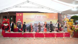 Các đồng chí lãnh đạo xã An Khánh, chủ đầu tư, đơn vị thi công và đại diện nhân dân thực hiện nghi thức động thổ.
