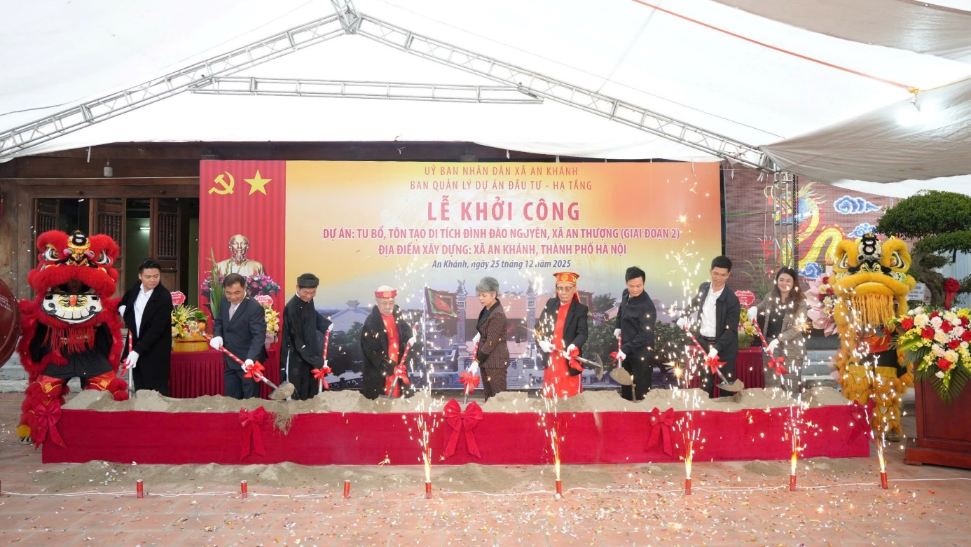 Các đồng chí lãnh đạo xã An Khánh, chủ đầu tư, đơn vị thi công và đại diện nhân dân thực hiện nghi thức động thổ.