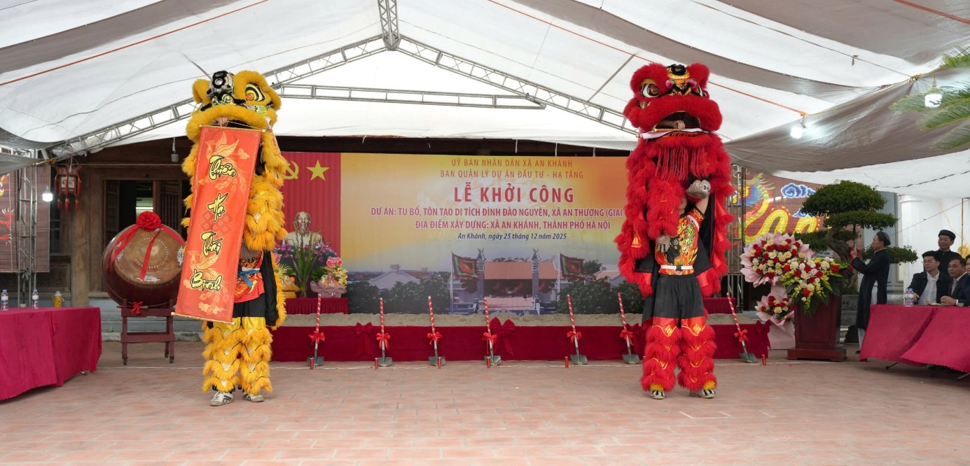 Màn múa lân rộn rã chúc mừng sự kiện khởi công tôn tạo di tích lịch sử đình Đào Nguyên.