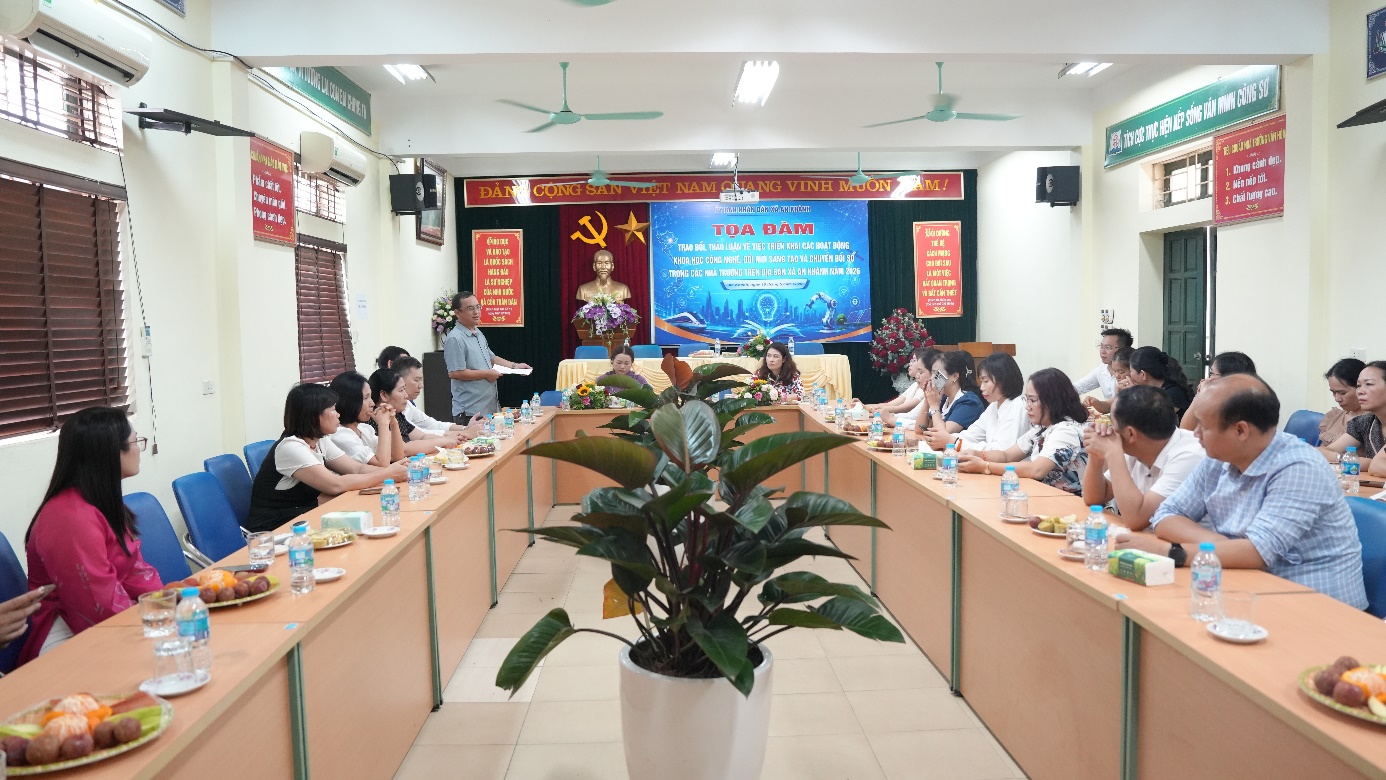Đại biểu các nhà trường thảo luận về định hướng giáo dục STEM và chuyển đổi số trường học.