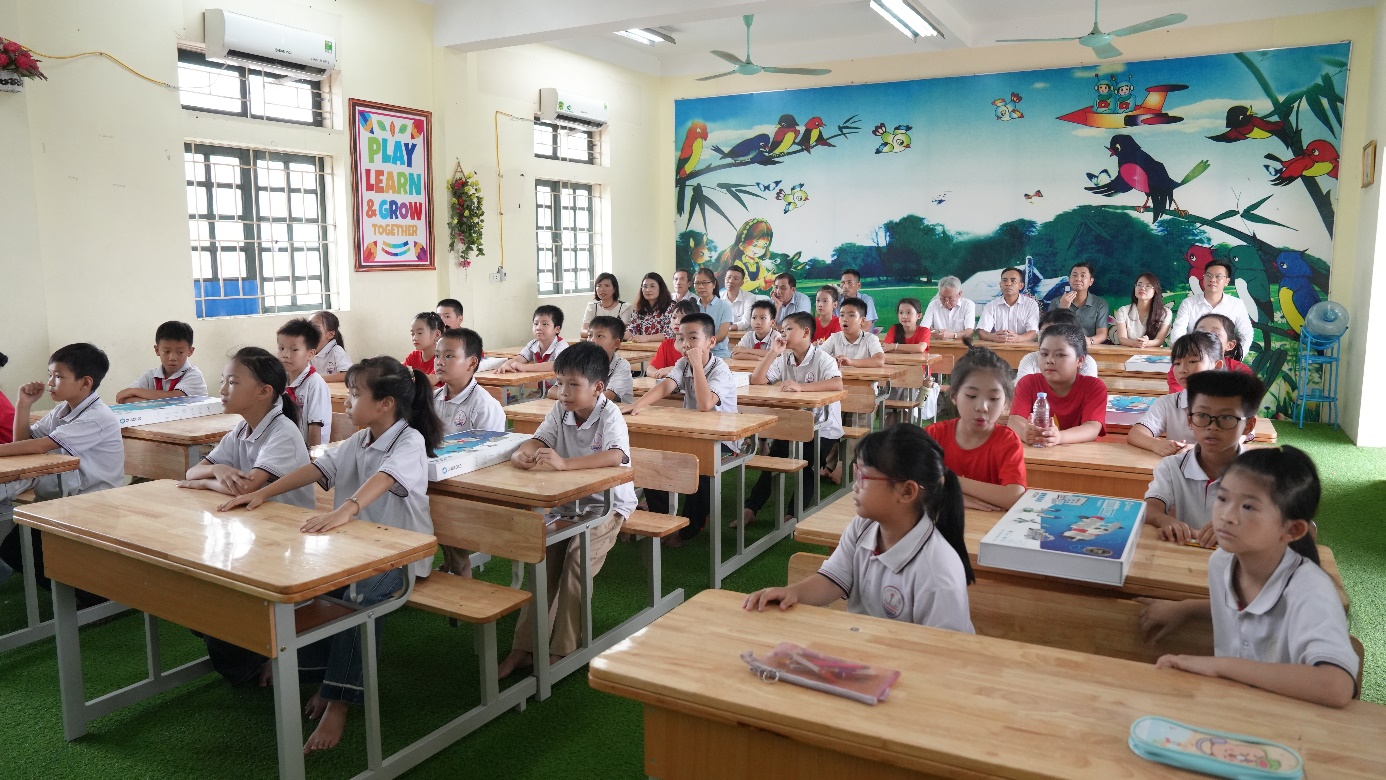 Các đại biểu tham quan tiết học ứng dụng công nghệ số hiện đại tại Trường Tiểu học An Thượng B.