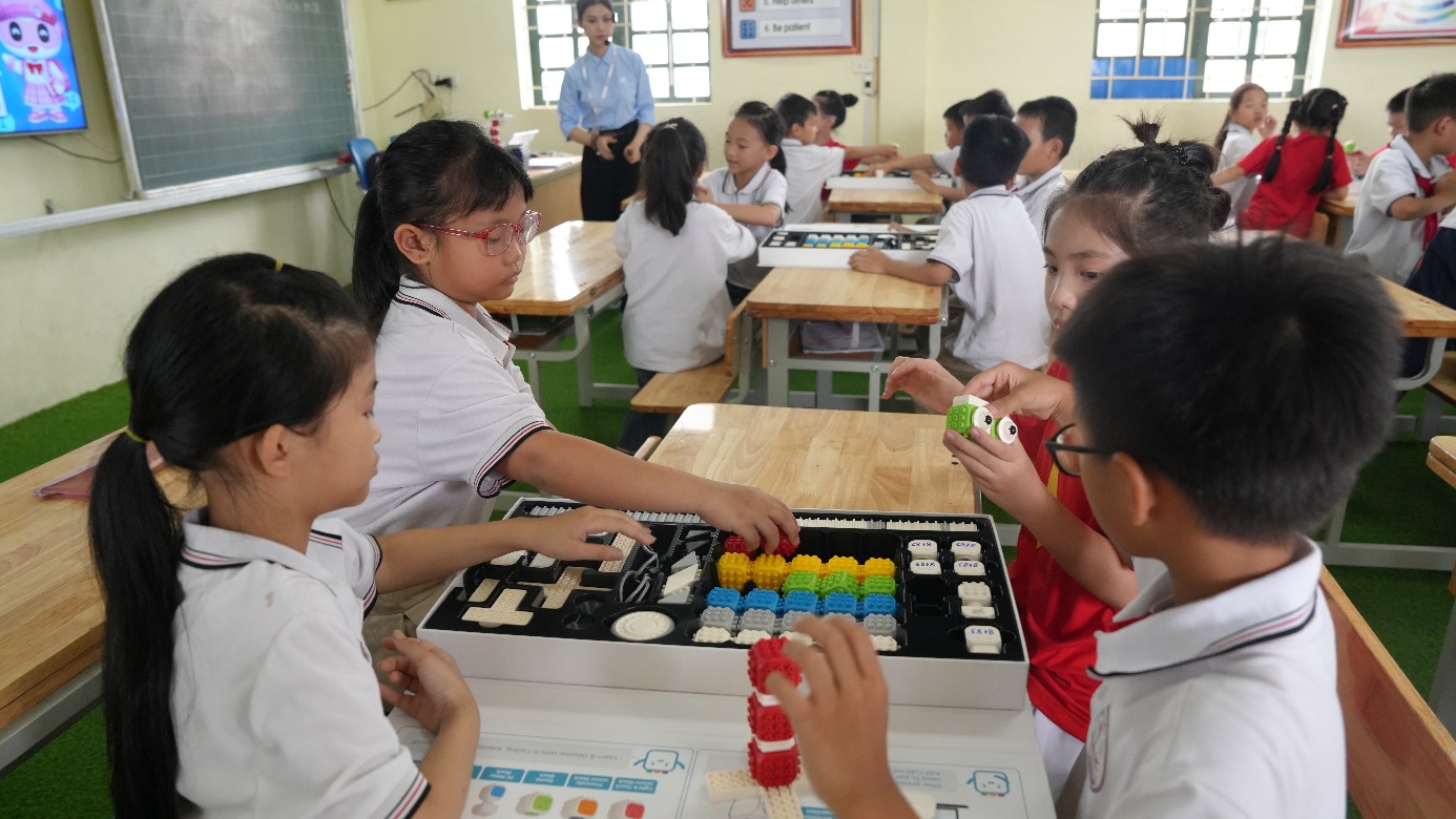 Các em học sinh say mê thực hành lắp ghép các khối linh kiện điện tử và mô hình kỹ thuật.