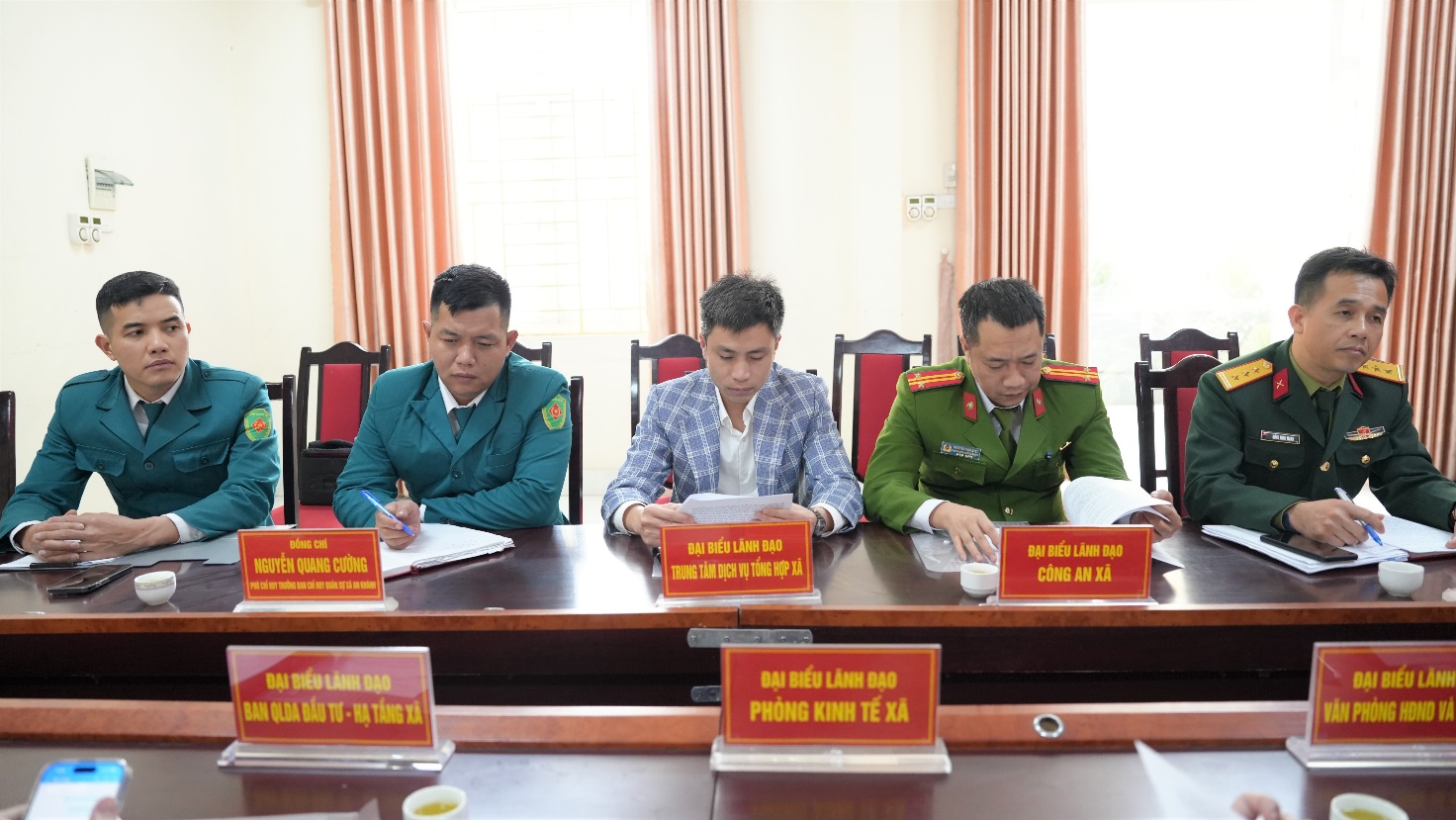 Đại diện các phòng, ban chuyên môn và Công an xã An Khánh tham dự hội nghị.
