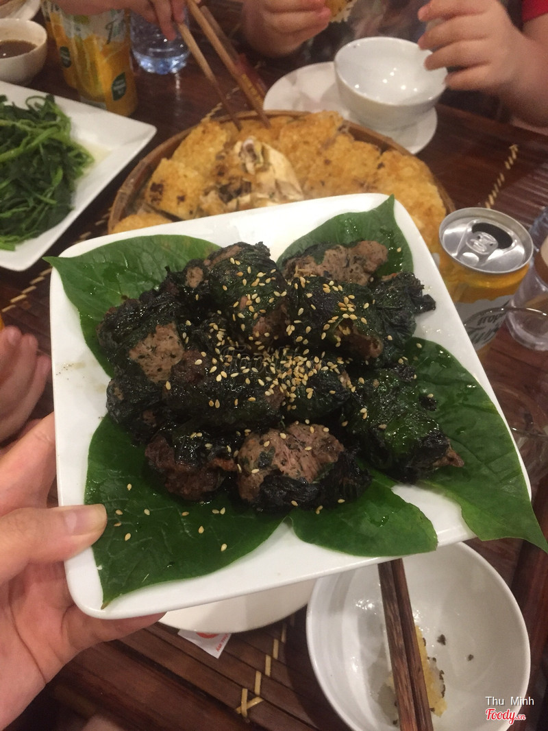 Món chả lá lốt nướng than hoa thơm nức mũi, đậm đà phong vị bữa cơm quê.