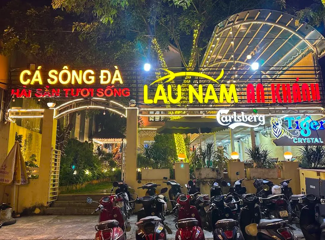 Mặt tiền khang trang, nổi bật cùng khu vực để xe rộng rãi tại Nhà Hàng Lẩu Nấm An Khánh.