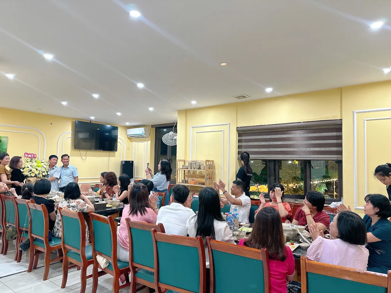 Sảnh tiệc rộng rãi, ngập tràn tiếng cười của những buổi họp mặt người thân, bè bạn.