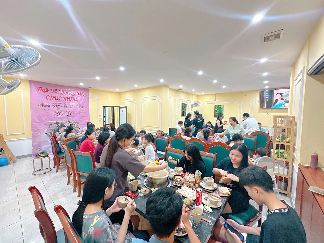 Không gian ấm áp, rộn ràng của các gia đình quây quần bên nồi lẩu nấm bốc khói nghi ngút.