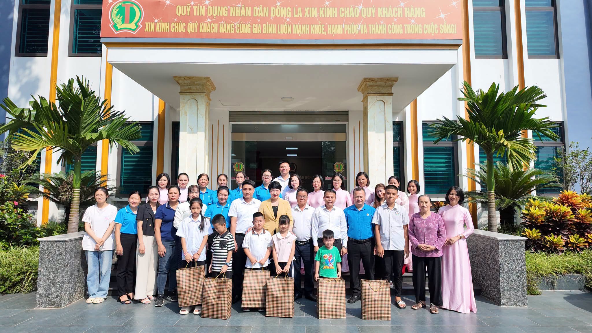 Các đại biểu, đơn vị tài trợ cùng gia đình và các em học sinh lưu lại khoảnh khắc gắn kết yêu thương.