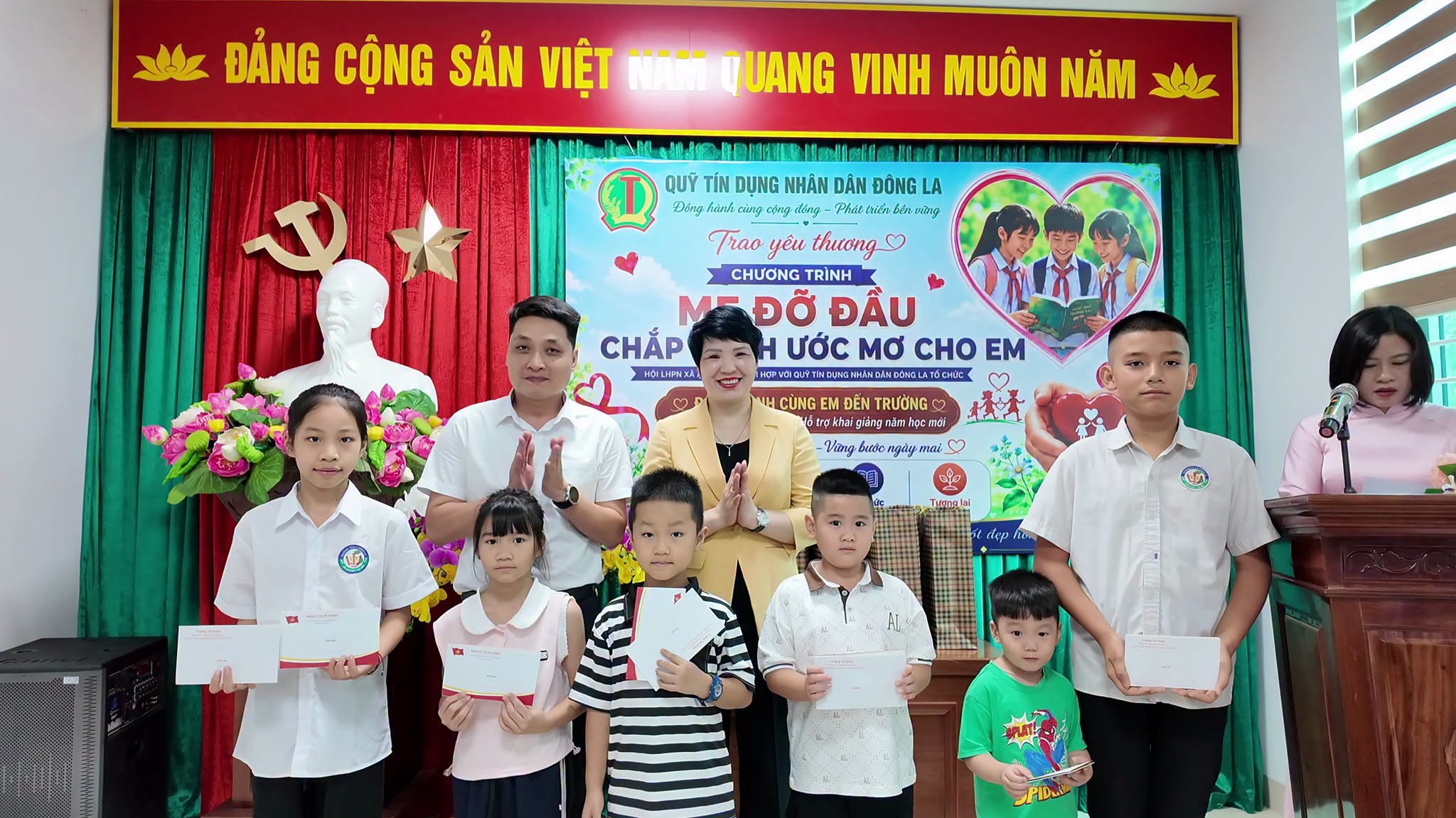 Các đồng chí lãnh đạo xã An Khánh và Quỹ TDND Đông La trao tận tay các em học sinh gói hỗ trợ Quý III cùng phần quà ý nghĩa.