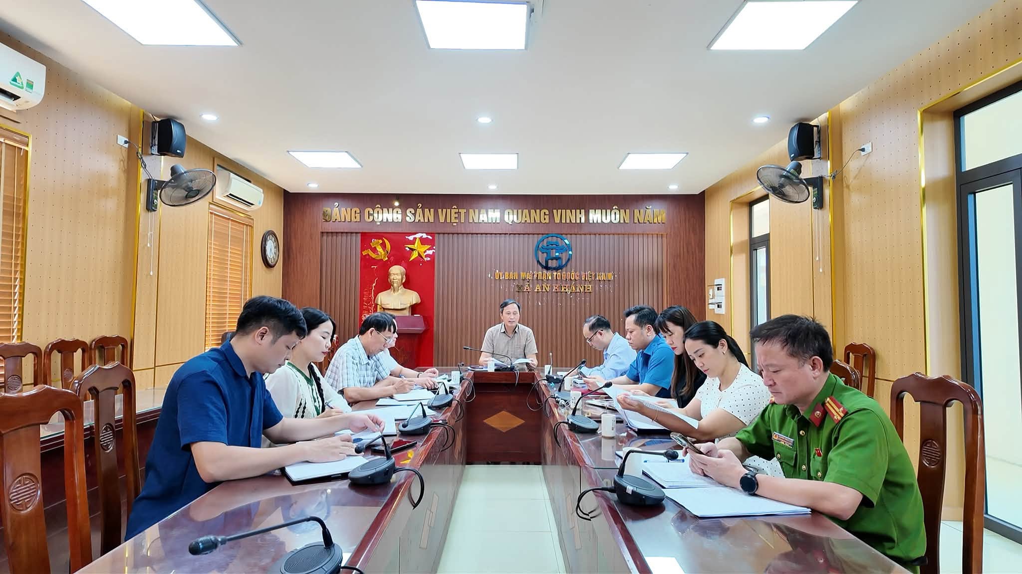 Đồng chí Tạ Văn Thắng - Chủ tịch Ủy ban MTTQ xã chủ trì hội nghị triển khai kế hoạch vận động Quỹ "Vì người nghèo".
