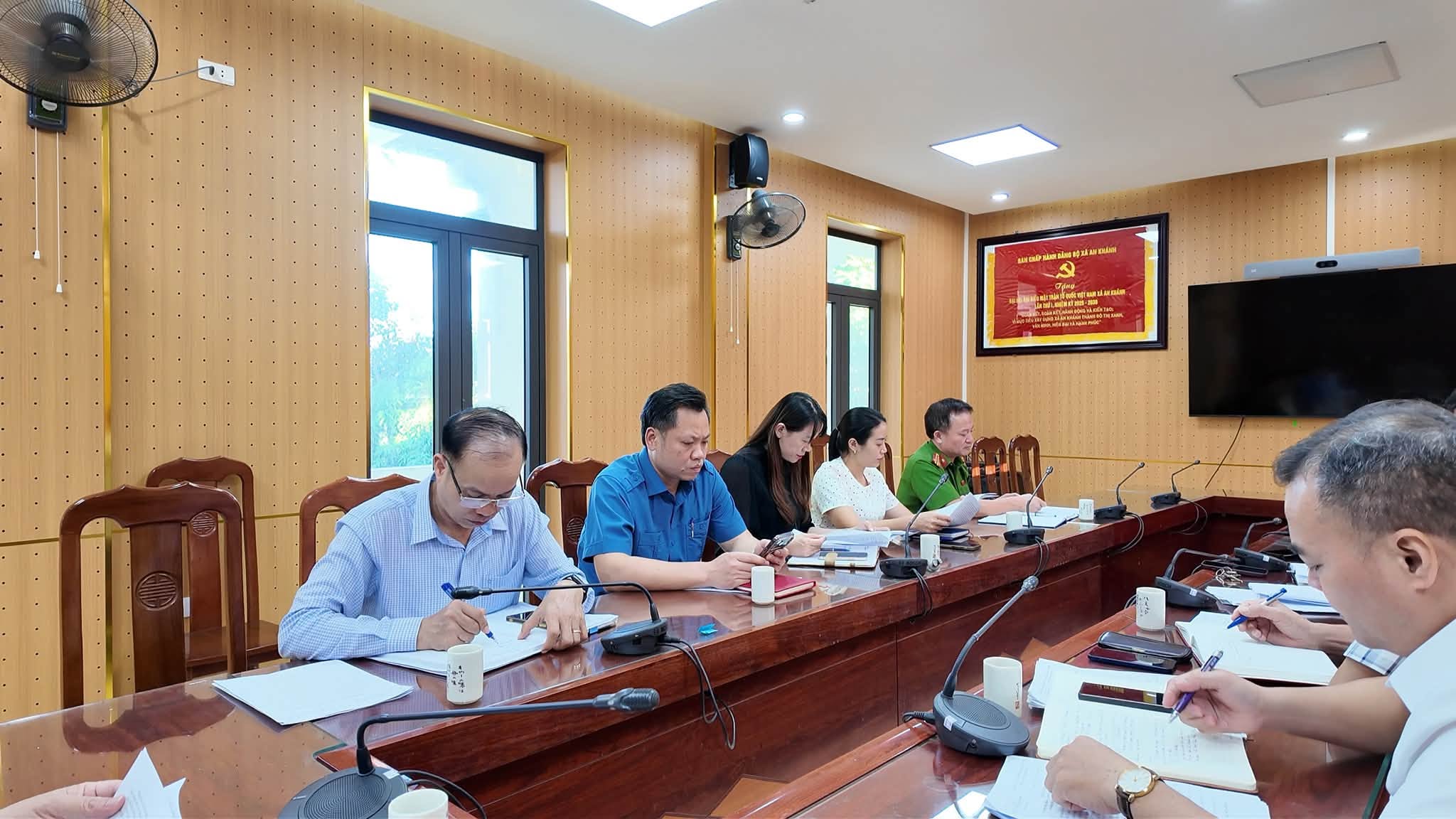 Đại diện các ban ngành, đoàn thể tập trung nghiên cứu dự thảo kế hoạch và cơ chế quản lý Quỹ.