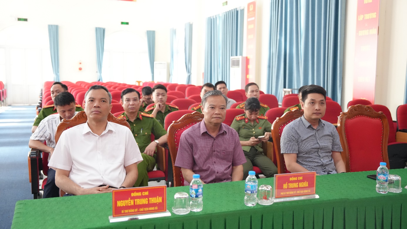 Đồng chí Nguyễn Trung Thuận – Bí thư Đảng ủy, Chủ tịch HĐND xã cùng đồng chí Hồ Trung Nghĩa – Chủ tịch UBND xã và các đại biểu tham dự buổi lễ.